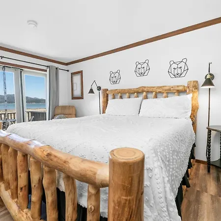 Grand Lakefront Escape - Gorgeous Lakefront Home With Hot Tub And Game Room!